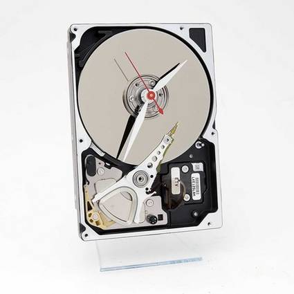 Fantastico orologio realizzato con un vecchio Hard Disk