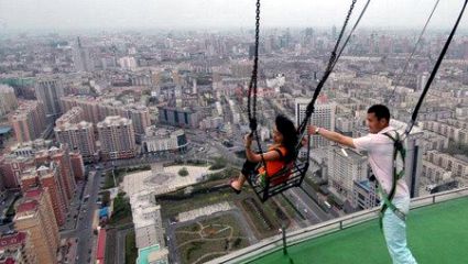 La più alta e pericolosa Altalena al mondo da un Grattacielo in Cina