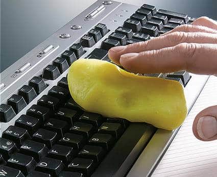 Pulire la tastiera del PC e MAC con il pongo?!