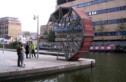 Incredibili immagini del ponte a Londra che si arrotola e srotola per permettere il passaggio Incredibili immagini del ponte a Londra che si arrotola e srotola per permettere il passaggio